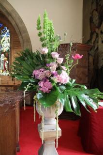 Altar Flower/Bells,Hudrangea,Roses,Greenery