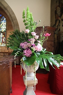 Altar Flower/Bells,Hudrangea,Roses,Greenery
