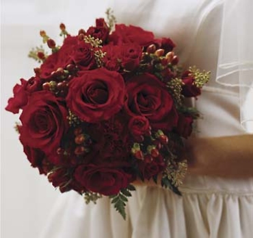 Very Berry/Roses,Hypericum,Ranunculus,Carnations