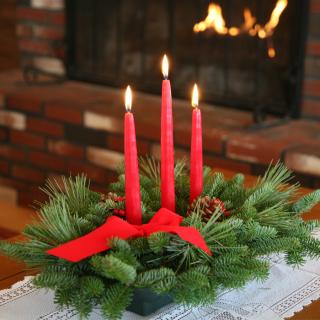A Simple Christmas/Holly,Pine Cones