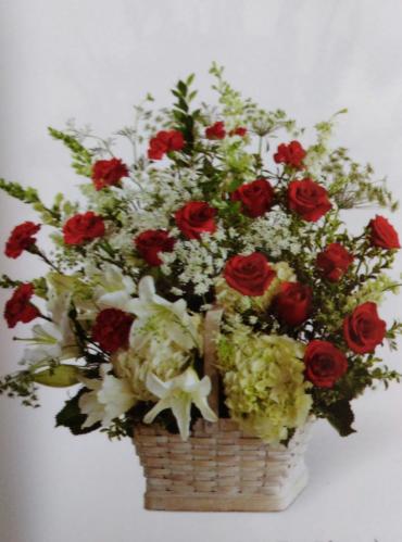 With Sympathy/Roses,Carns,Queen Anne\'s Lace,Stock,Hydrangea