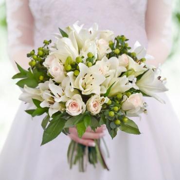 Graceful Elegance/Hypericum,Roses,Lillies