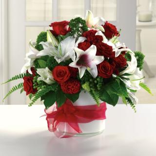 Garnet Grandeur/Lily,Roses,Carnation