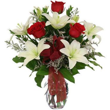 A Mother\'s Love/Lily,3 Roses,Limonium