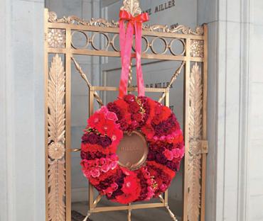 Red Pave Wreath/Roses,Gerbs,Carns
