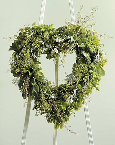 Green Foliage standing heart/18\"