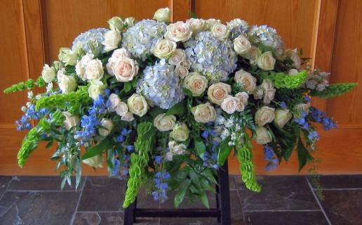 A Casket Spray/Roses,Hydrangea,Bells of Ireland,Delphenium